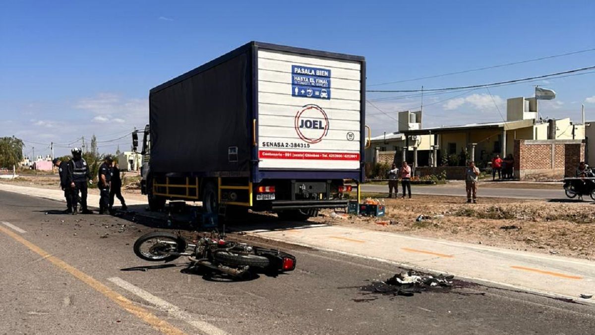 Un motociclista quiso esquivar un perro chocó con un camión y murió