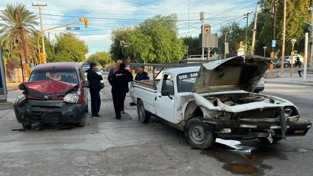 Dos camionetas chocaron de frente y uno de los conductores resultó herido