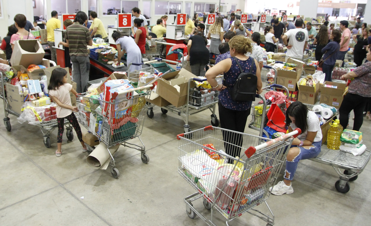 Sábado de largas filas en los supermercados ante las posibles remarcaciones