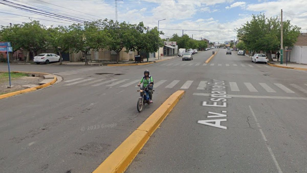 El conductor de un auto atropelló a un motociclista y se fugó