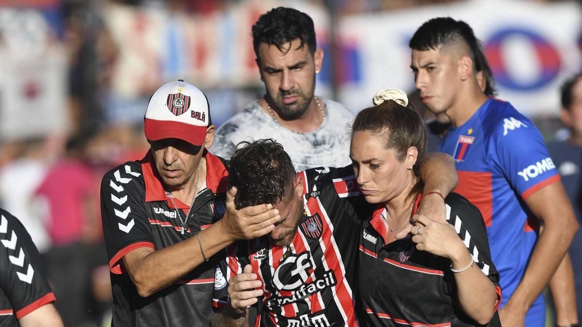 Suspendieron Tigre Chacarita por la agresión de un hincha a un jugador