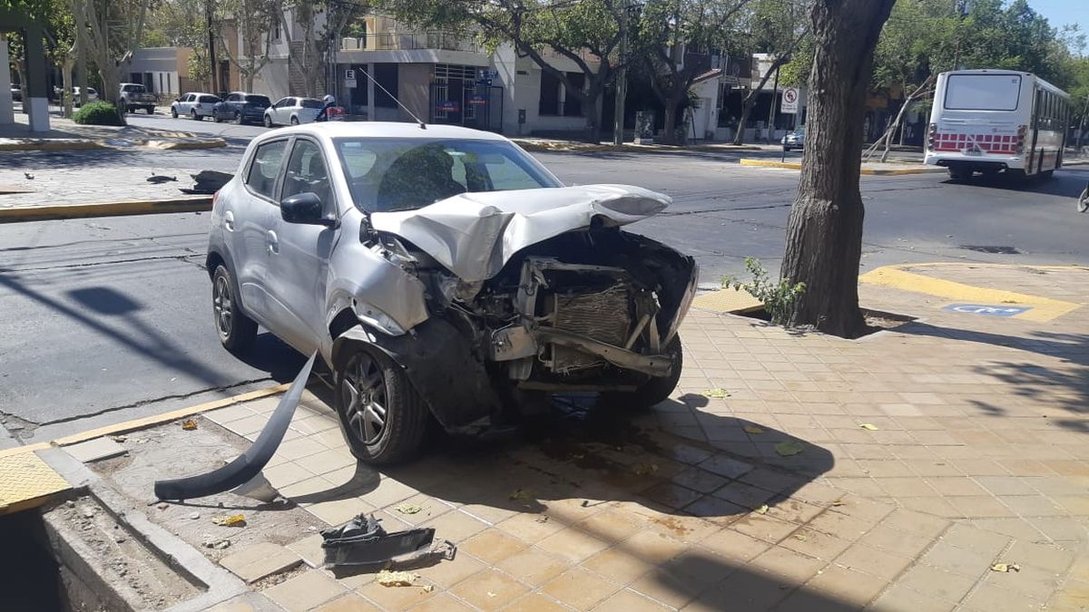 Violento Choque Entre Un Colectivo Y Un Auto Hubo Personas Heridas