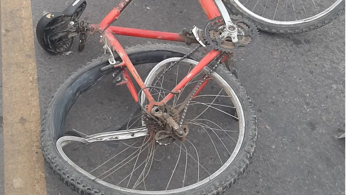 Un ciclista quedó en grave estado tras impactar con un acoplado