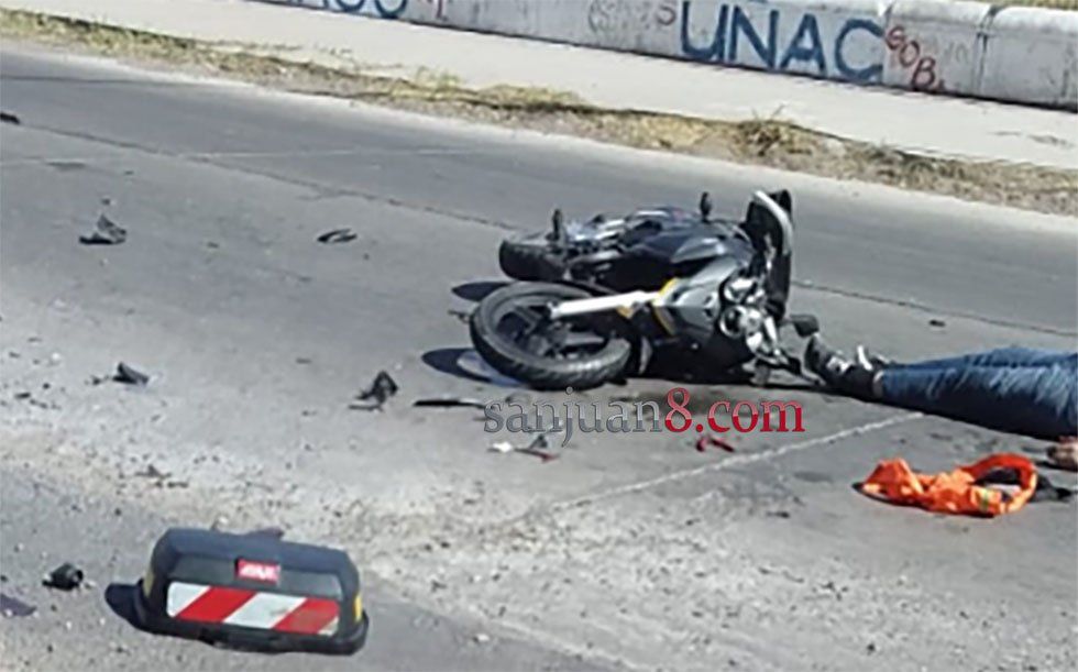 Un motociclista murió al estrellarse en la parte trasera de una camioneta