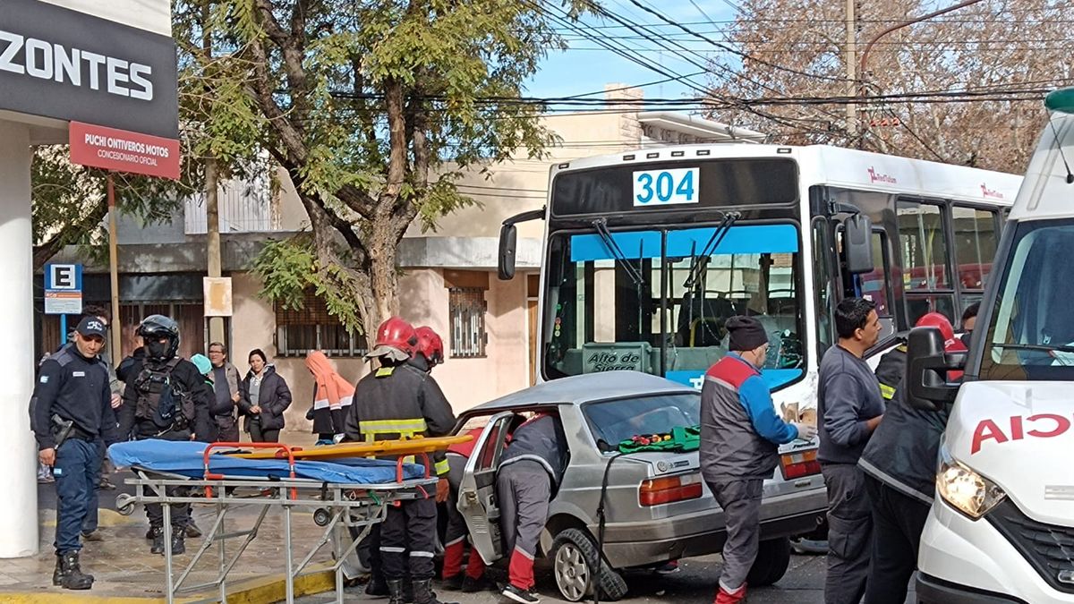 Violento Siniestro Vial Entre Un Colectivo Y Un Auto Hubo Personas Heridas