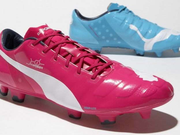 Insolito el Kun Aguero vestira un botin de cada color en el Mundial