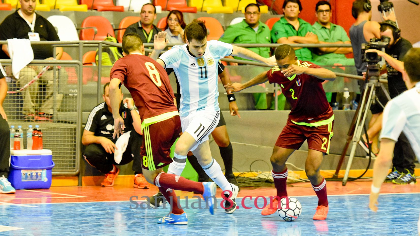 Argentina goleó a Venezuela y manda en la zona A de la ...