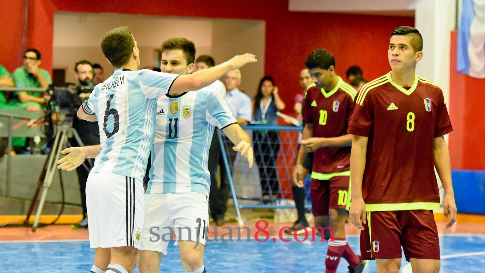 Argentina goleó a Venezuela y manda en la zona A de la ...