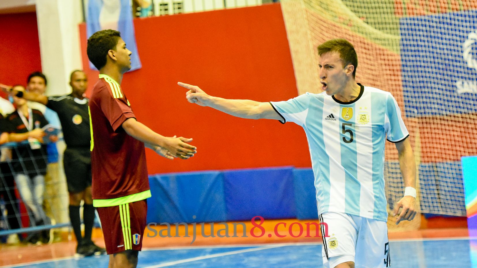 Argentina goleó a Venezuela y manda en la zona A de la ...