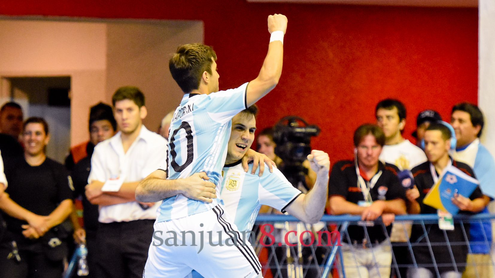 Argentina goleó a Venezuela y manda en la zona A de la ...