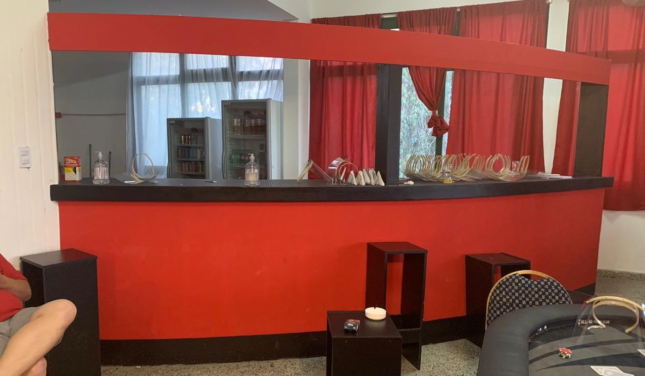 Detuvieron a 20 personas en una tarde de póquer en Jockey Club.