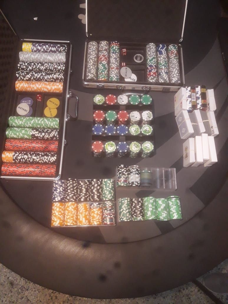 Detuvieron a 20 personas en una tarde de póquer en Jockey Club.