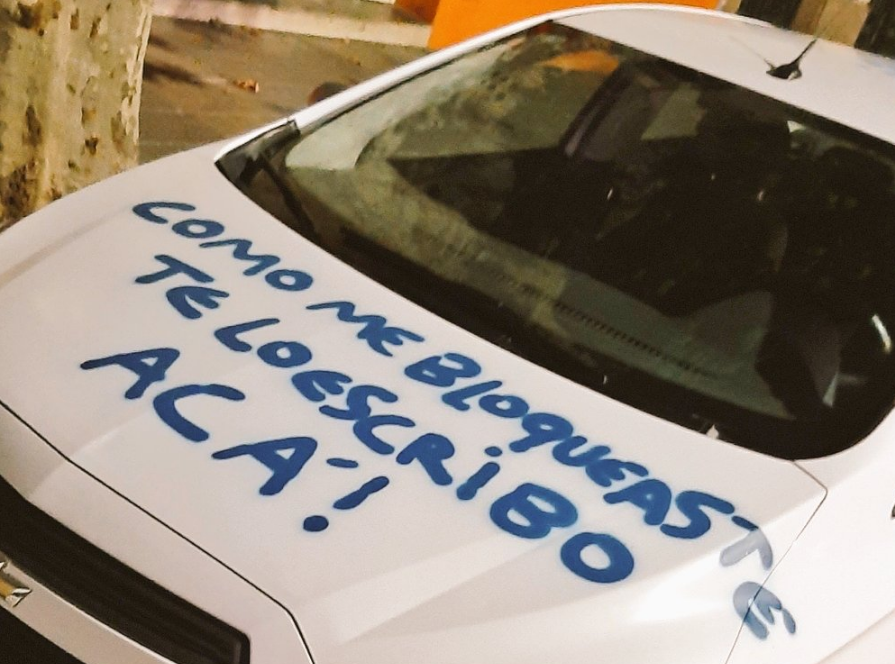 Auto rayado con aerosol.