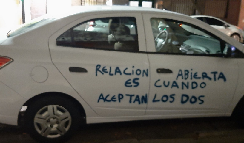 Auto rayado con aerosol.