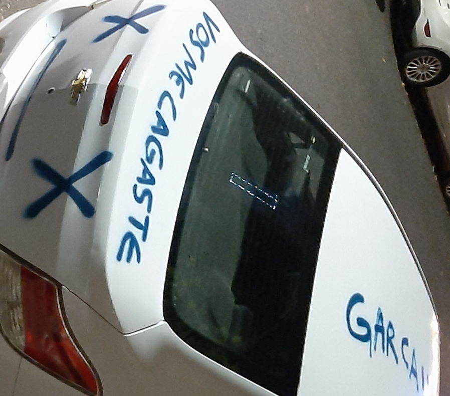 Auto rayado con aerosol.