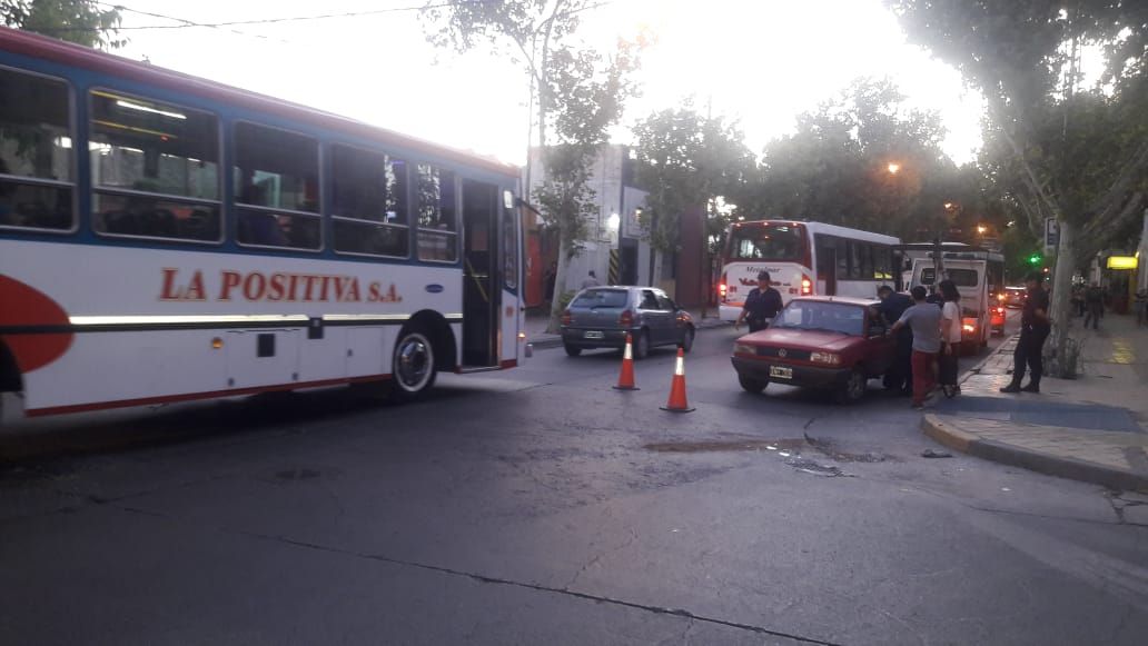 Colisión de autos en Jujuy y Santa Fe