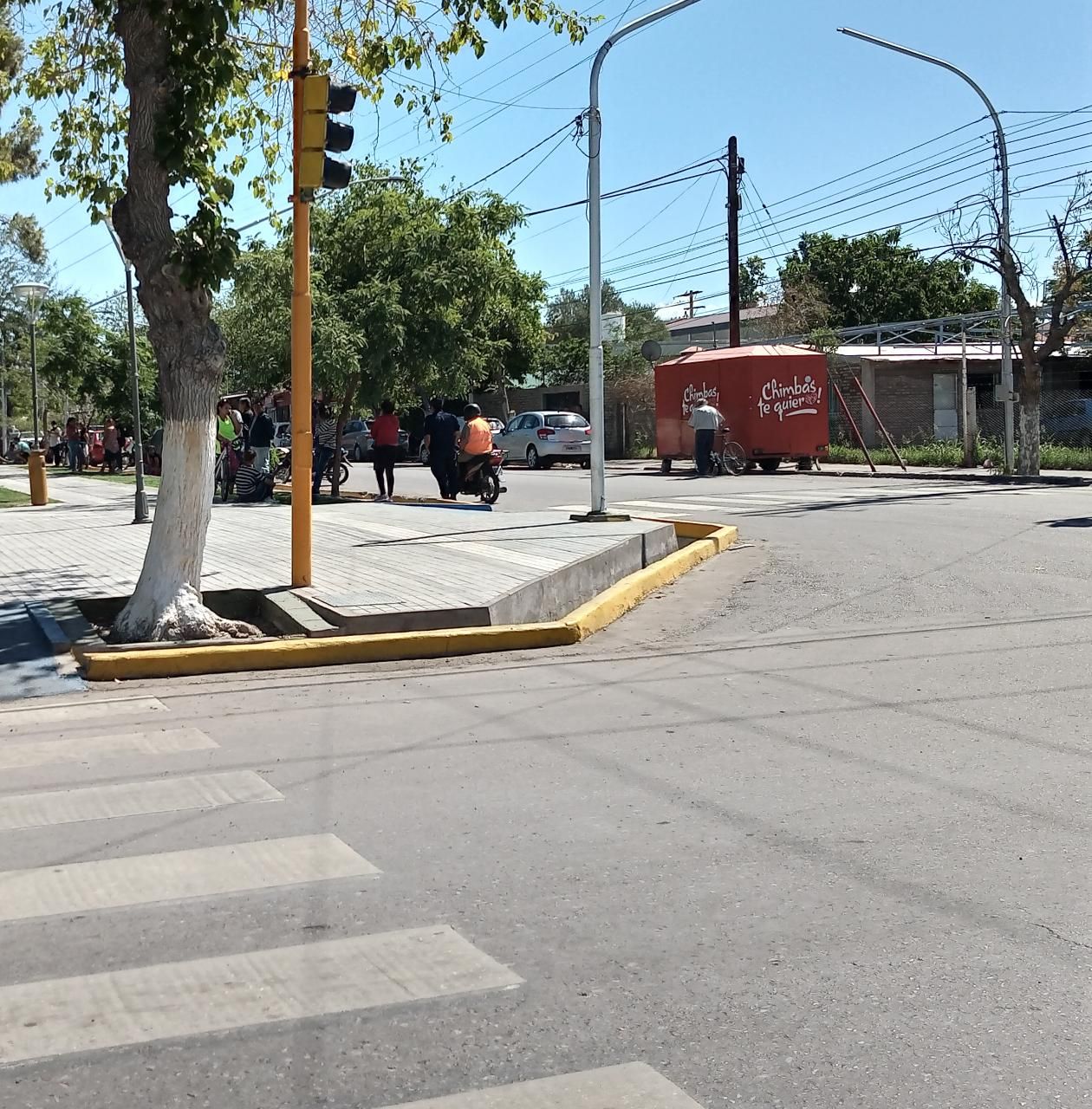 Largas filas en la plaza de Chimbas, en plena cuarentena