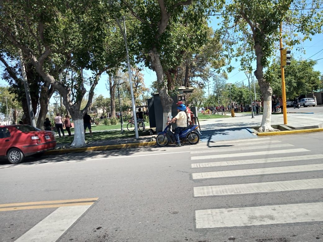 Largas filas en la plaza de Chimbas, en plena cuarentena