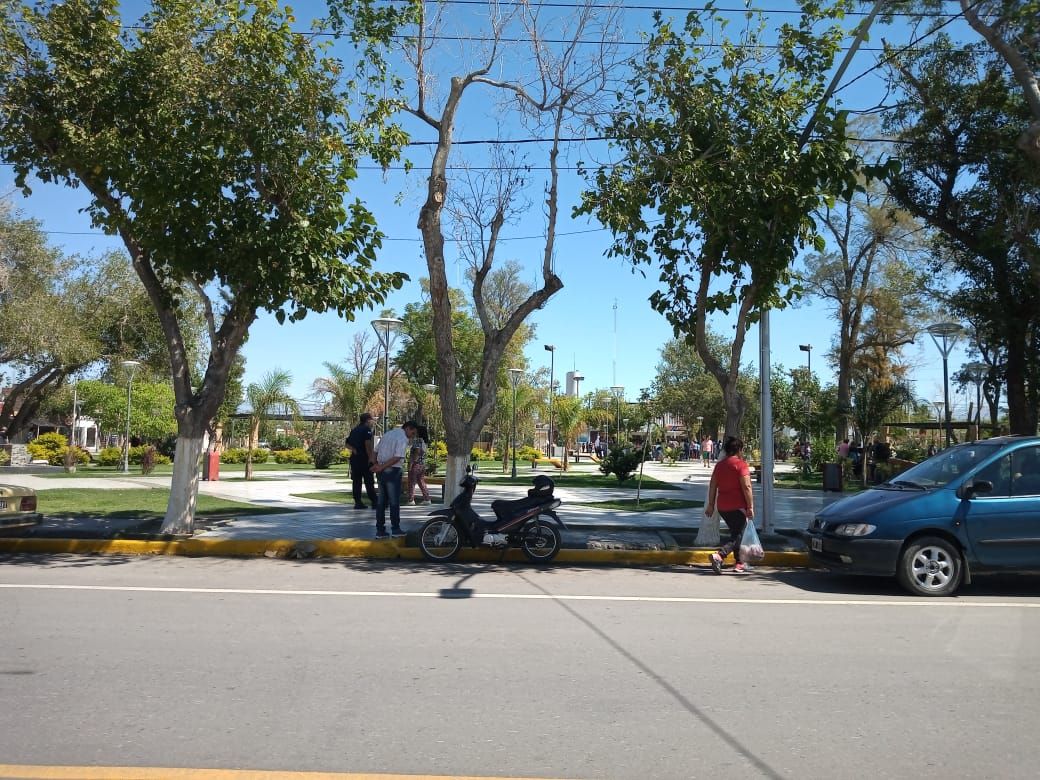 Largas filas en la plaza de Chimbas, en plena cuarentena