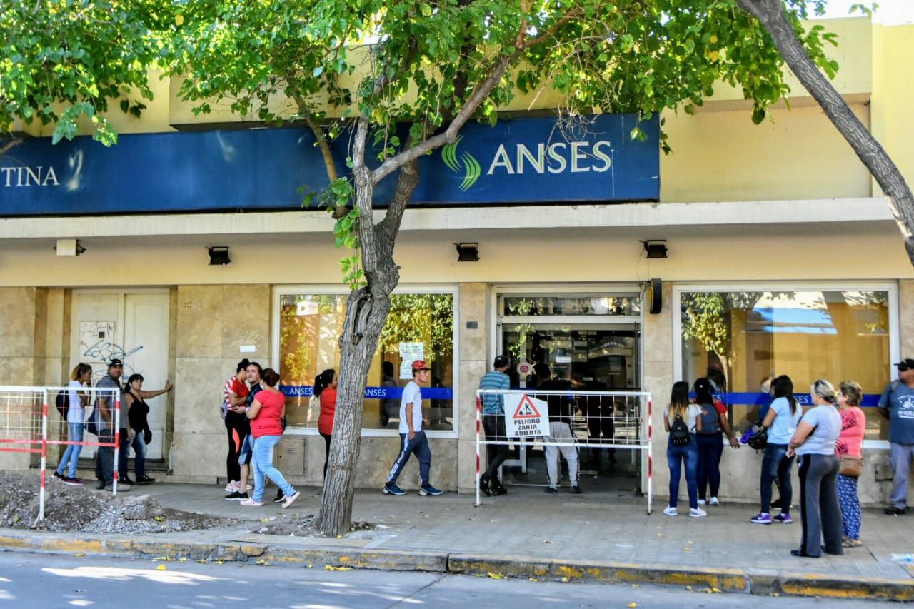 Largas filas en Anses en plena cuarentena (Foto: sj8)