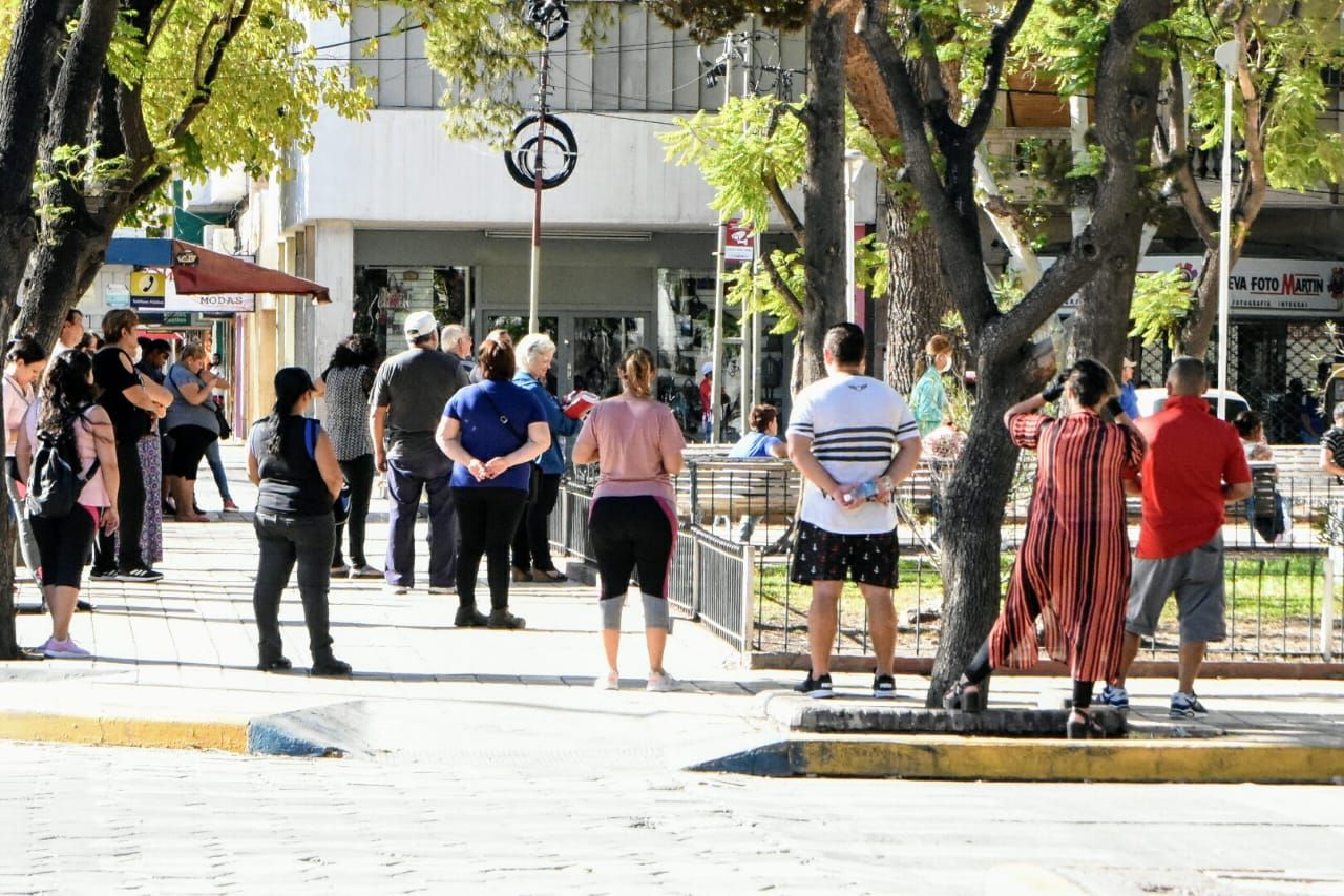 Largas filas en cajeros automáticos (Foto: sj8)