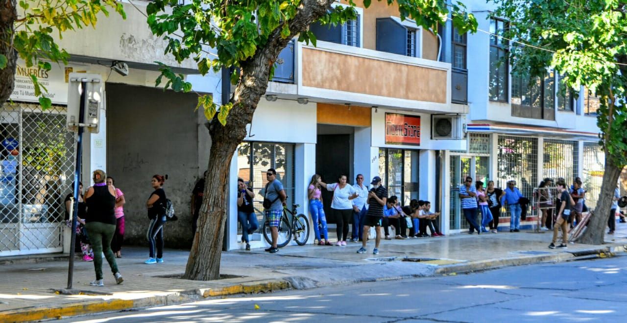 Largas filas en cajeros automáticos (Foto: sj8)