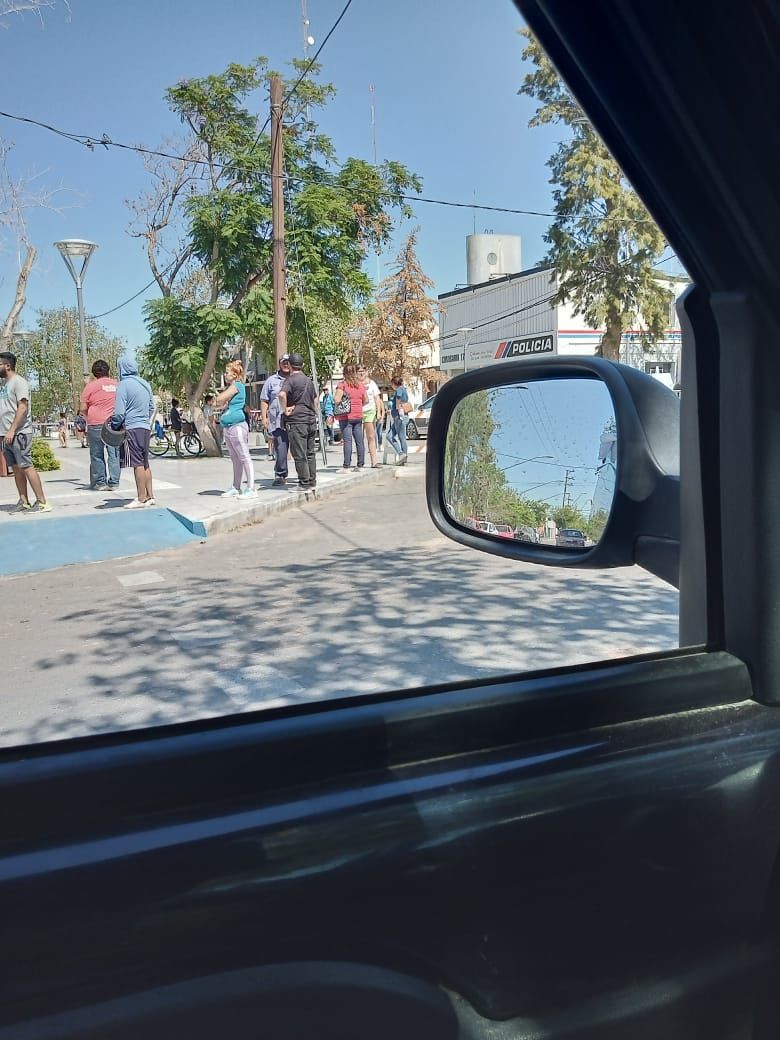 Largas filas en la plaza de Chimbas, en plena cuarentena