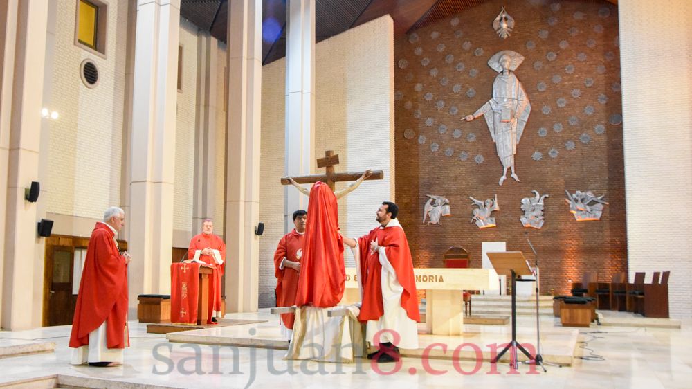 Coronavirus: en un Viernes Santo atípico, Monseñor Lozano encabezó la Celebración de la Pasión (Fotos: sj8)