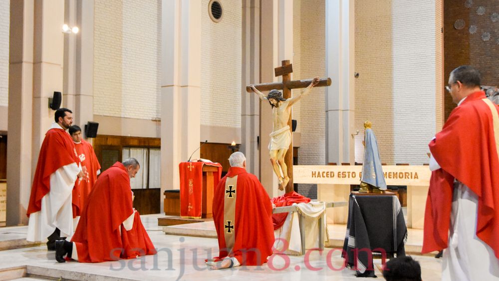 Coronavirus: en un Viernes Santo atípico, Monseñor Lozano encabezó la Celebración de la Pasión (Fotos: sj8)