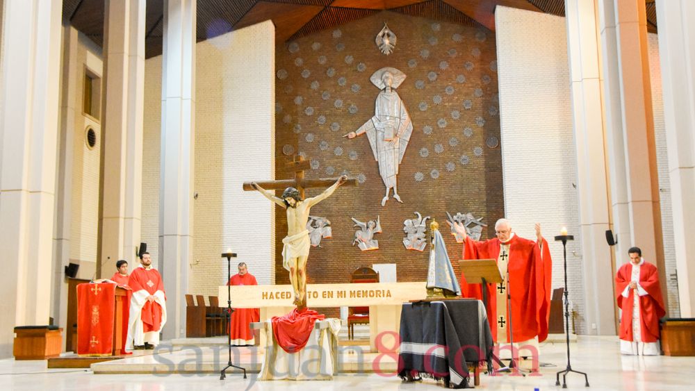 Coronavirus: en un Viernes Santo atípico, Monseñor Lozano encabezó la Celebración de la Pasión (Fotos: sj8)