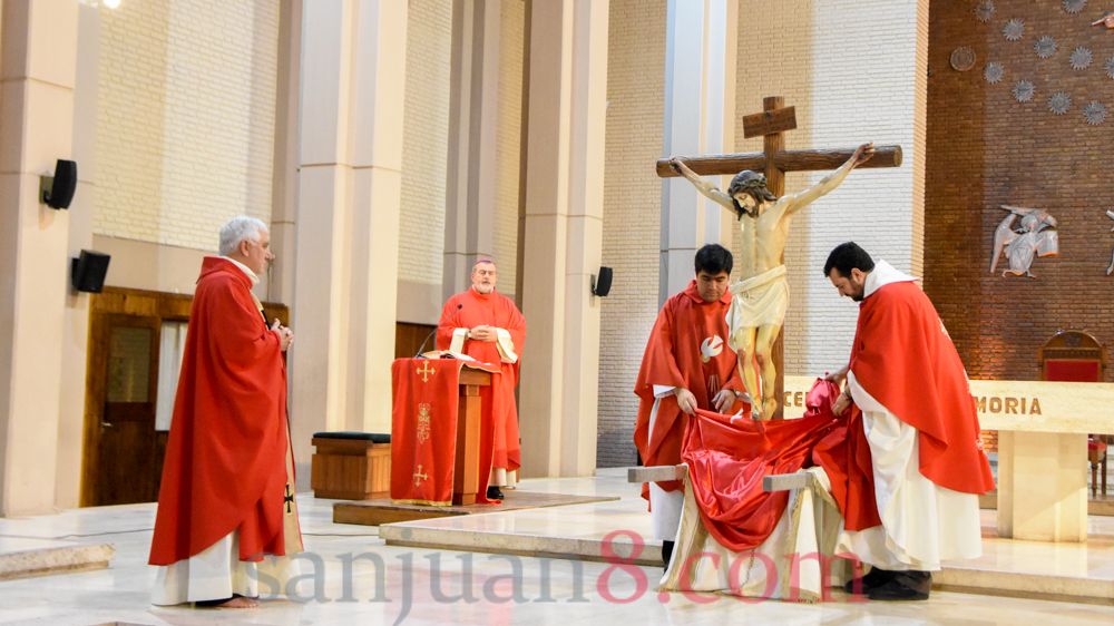 Coronavirus: en un Viernes Santo atípico, Monseñor Lozano encabezó la Celebración de la Pasión (Fotos: sj8)