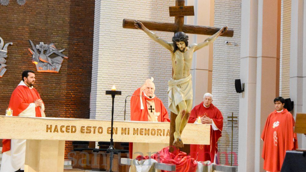 Coronavirus: en un Viernes Santo atípico, Monseñor Lozano encabezó la Celebración de la Pasión (Fotos: sj8)
