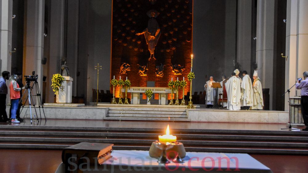 Sábado Santo y Vigilia Pascual en la Catedral, sin fieles y a puertas cerradas. (Foto: sanjuan8.com)