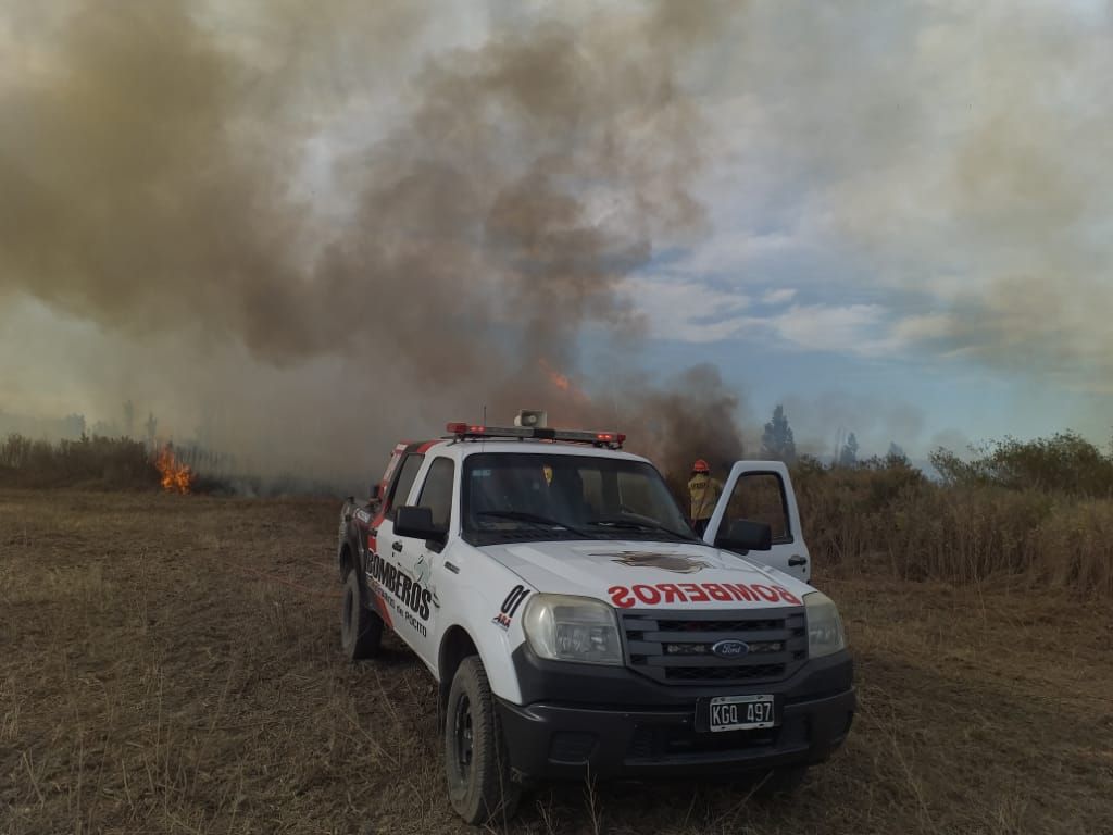 Susto por un incendio de pasturas en zona de viviendas en Pocito