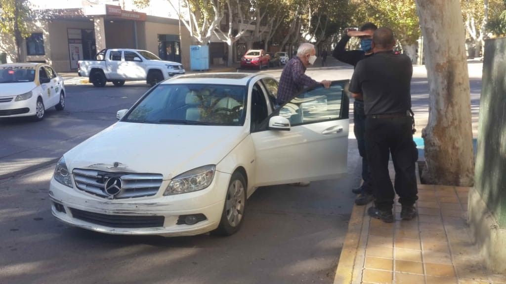 Dos autos protagonizaron un siniestro vial en Rivadavia y Aberastain. (Fotos: sanjuan8.com)