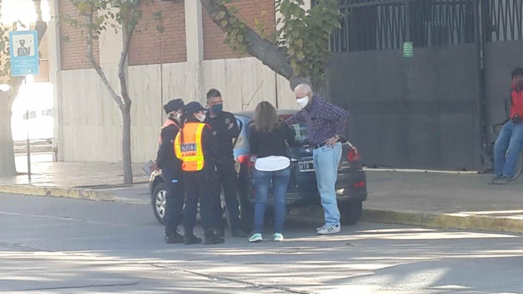 Dos autos protagonizaron un siniestro vial en Rivadavia y Aberastain. (Fotos: sanjuan8.com)