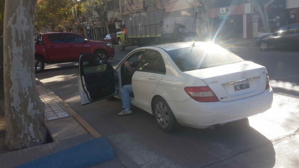 Dos autos protagonizaron un siniestro vial en Rivadavia y Aberastain. (Fotos: sanjuan8.com)