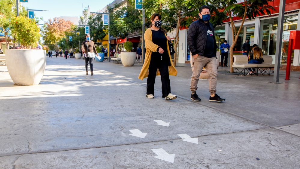 Peatonal - gente con barbijo- Centro. Foto: Adrián Carrizo