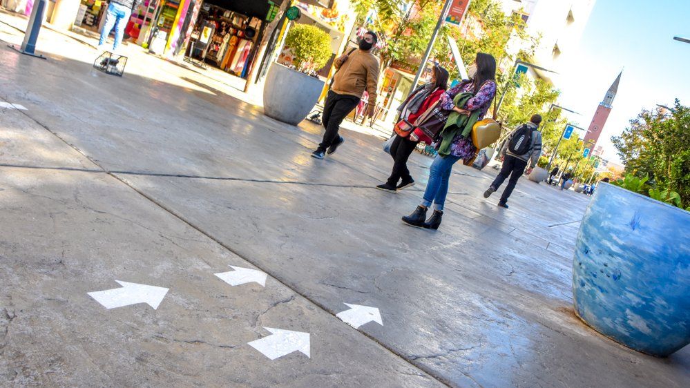 Peatonal - gente con barbijo- Centro. Foto: Adrián Carrizo