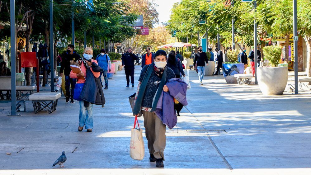 Peatonal - gente con barbijo- Centro. Foto: Adrián Carrizo