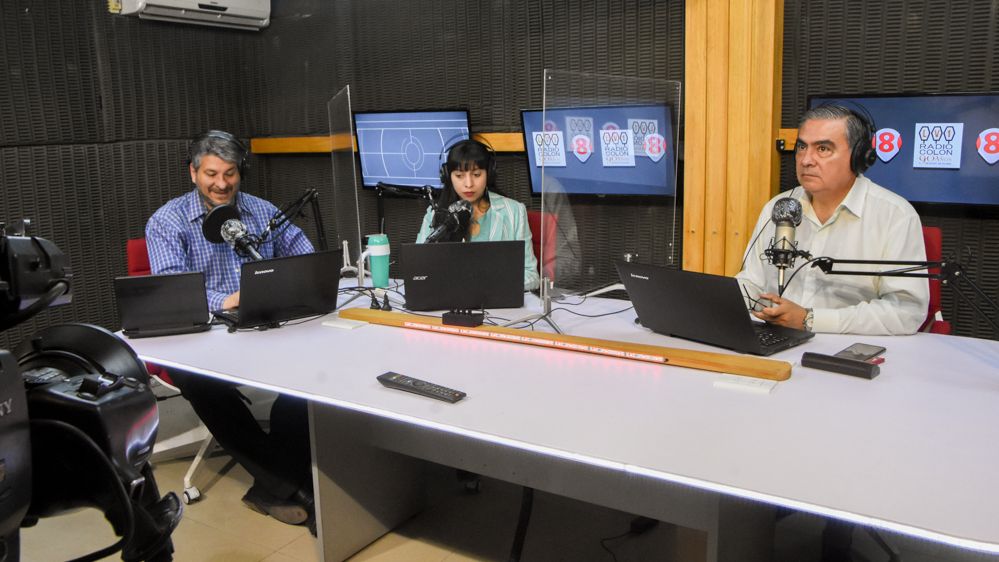 Primera edición de Noticias, programa coproducido entre Canal 8 y Radio Colón (Fotos: Adrián Carrizo)