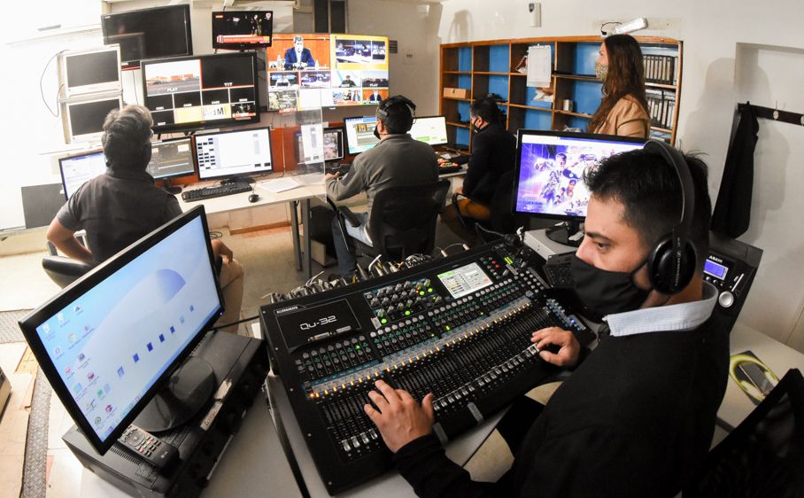 Primera edición de Noticias, programa coproducido entre Canal 8 y Radio Colón (Fotos: Adrián Carrizo)