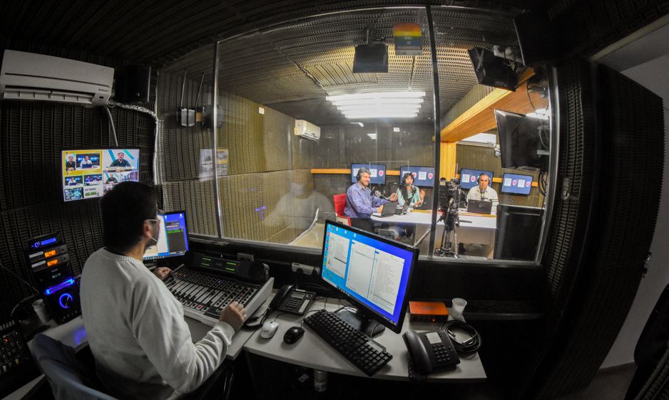 Primera edición de Noticias, programa coproducido entre Canal 8 y Radio Colón (Fotos: Adrián Carrizo)