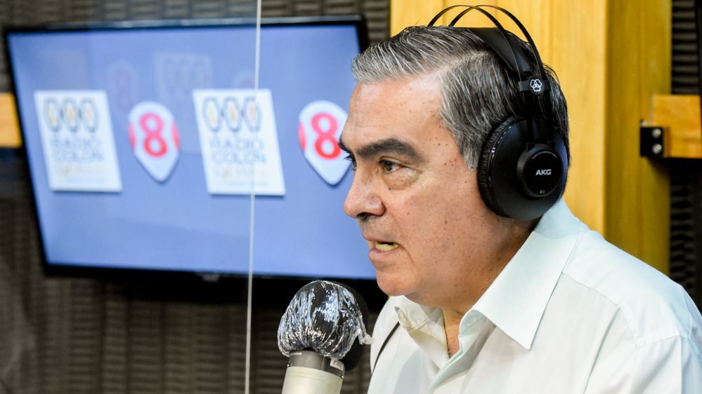 Guillermo Juárez en Primera edición de Noticias, programa coproducido entre Canal 8 y Radio Colón (Fotos: Adrián Carrizo)