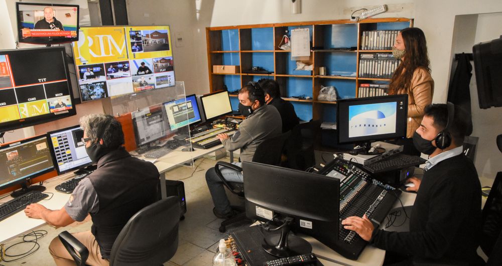 Primera edición de Noticias, programa coproducido entre Canal 8 y Radio Colón (Fotos: Adrián Carrizo)