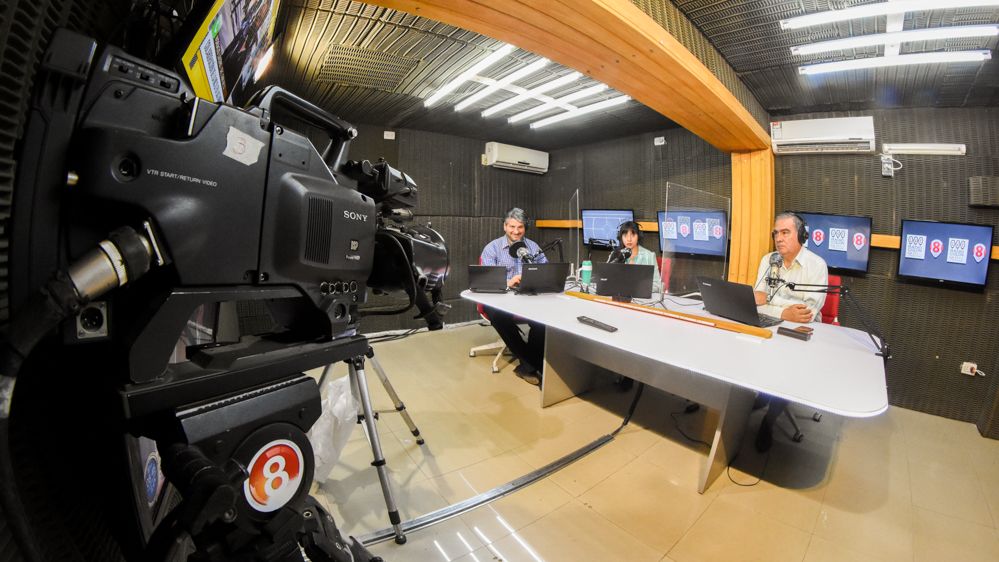 Primera edición de Noticias, programa coproducido entre Canal 8 y Radio Colón (Fotos: Adrián Carrizo)