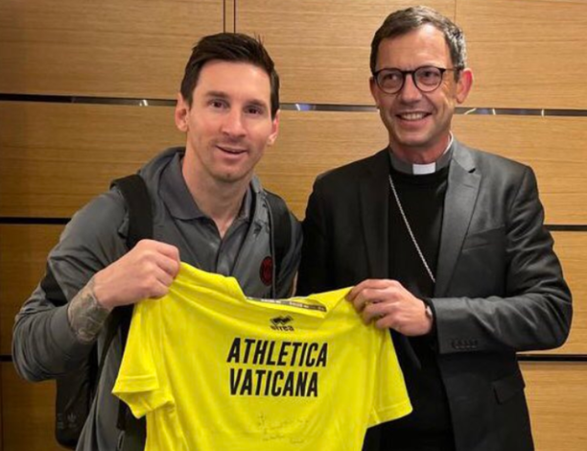Messi recibió una camiseta firmada por el Papa Francisco