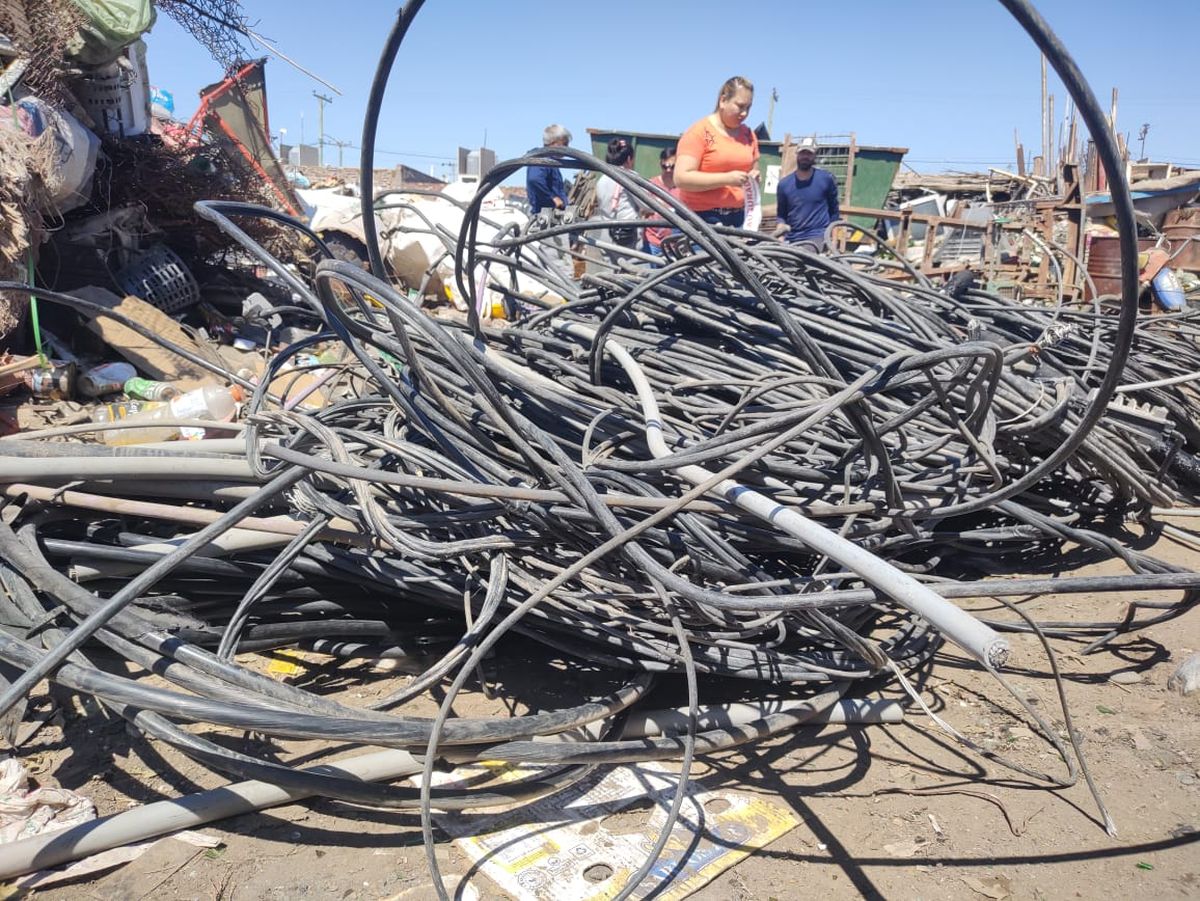 Detuvieron a un hombre con más de 300 kilos de cable robado
