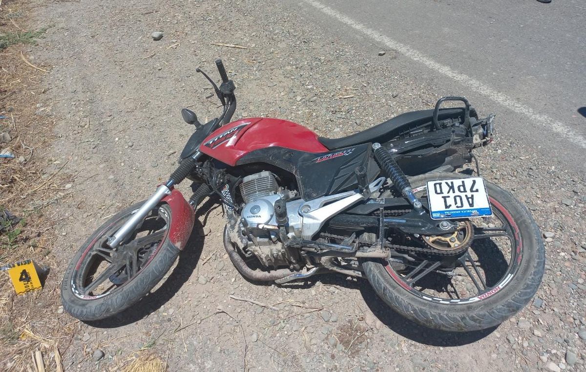 Un adolescente cayó de la moto que manejaba y murió