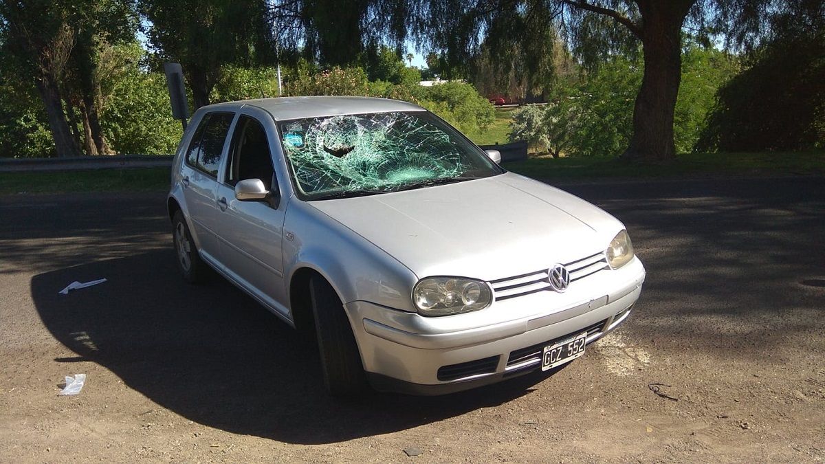 Un auto atropell&oacute; a un ciclista y lo arrastr&oacute; por varios metros (Fotos: sanjuan8.com)